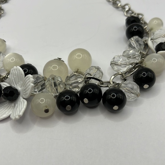 Necklace Black White Beads with White flowers Silver-tone Neutral colors - Picture 5 of 7